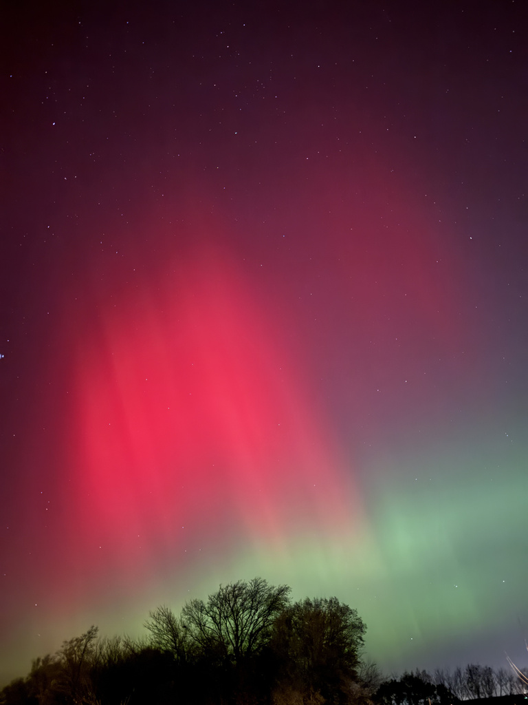 Red and green aurora Tiffin, IA, credit William Kurth