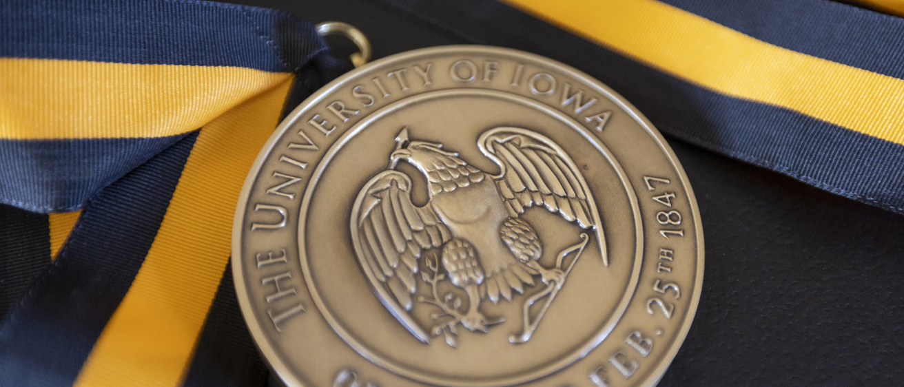 Faculty Honors medallion 