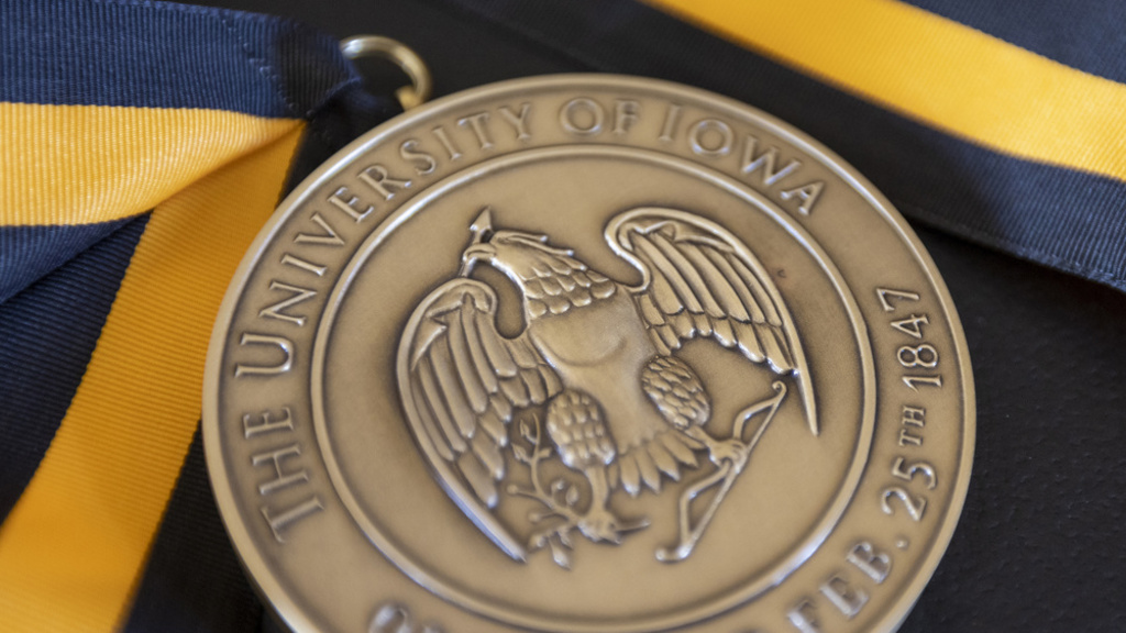 Faculty Honors medallion 